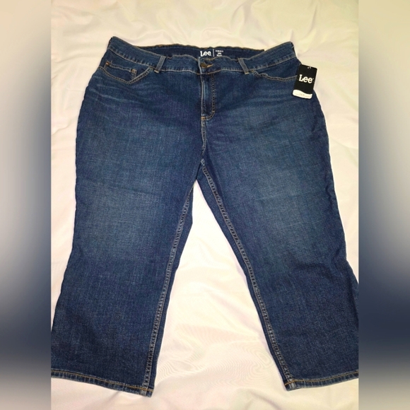 LEE Regular Fit Midrise Fit Denim Capris- Women's Plus Size 24 NWT - Picture 2 of 6
